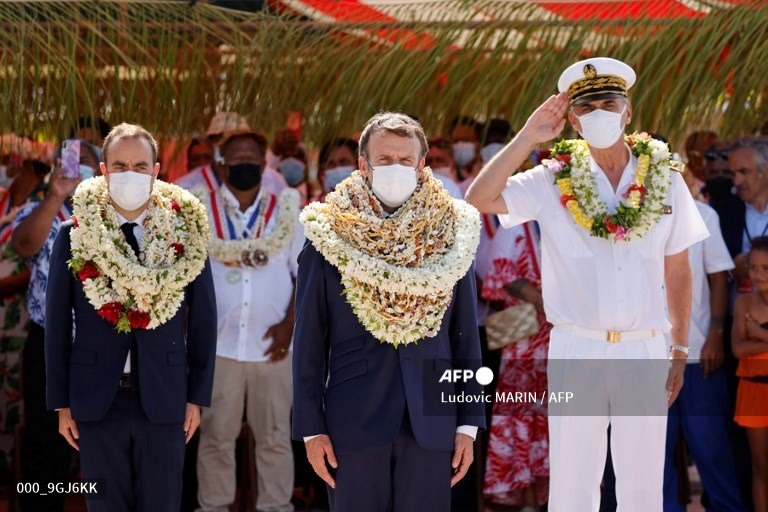 Tổng thống Pháp Emmanuel Macron (giữa) và Bộ trưởng Hải ngoại Pháp Sébastien Lecornu (trái) tại đảo san hô Manihi, thuộc quần đảo Tuamotu, Polynesia thuộc Pháp. Ảnh: AFP
