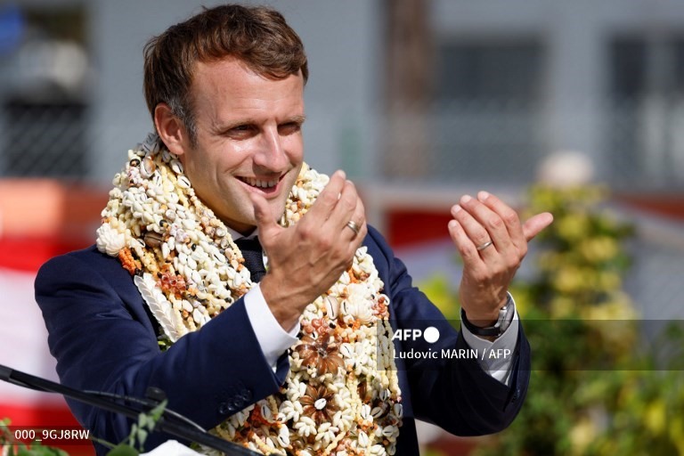 Ông Macron đeo đầy vòng hoa ở cổ khi phát biểu tại đảo san hô Manihi, thuộc quần đảo Tuamotu ngày 26.7. Ảnh: AFP