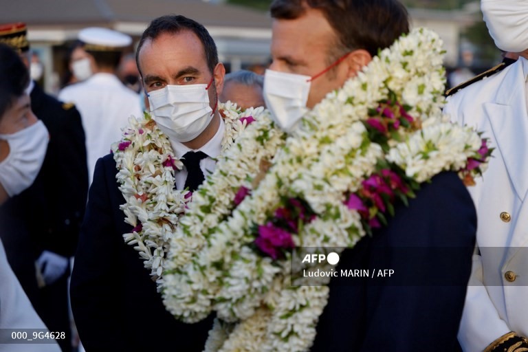 Ông Emmanuel Macron được tặng rất nhiều vòng hoa đeo cổ trong lễ đón tại sân bay quốc tế Faa'a ở Tahiti ngày 24.7.