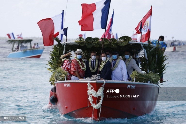 Tổng thống Emmanuel Macron đi thuyền đến đảo san hô Manihi. Ảnh: AFP
