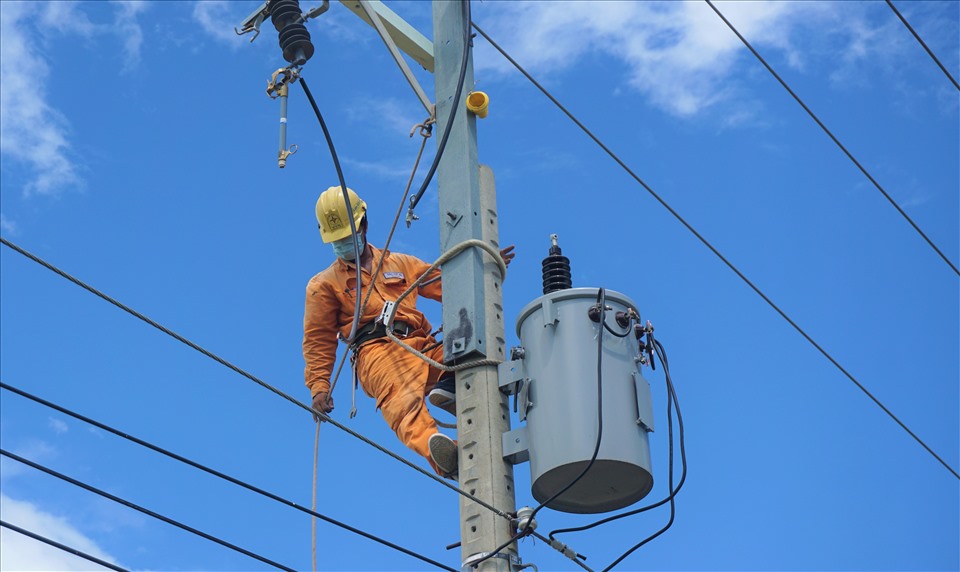 Nhân viên ngành điện miền Nam thường xuyên kiểm tra, bảo trì lưới điện trước mùa mưa bão. Ảnh: EVNSPC cung cấp.