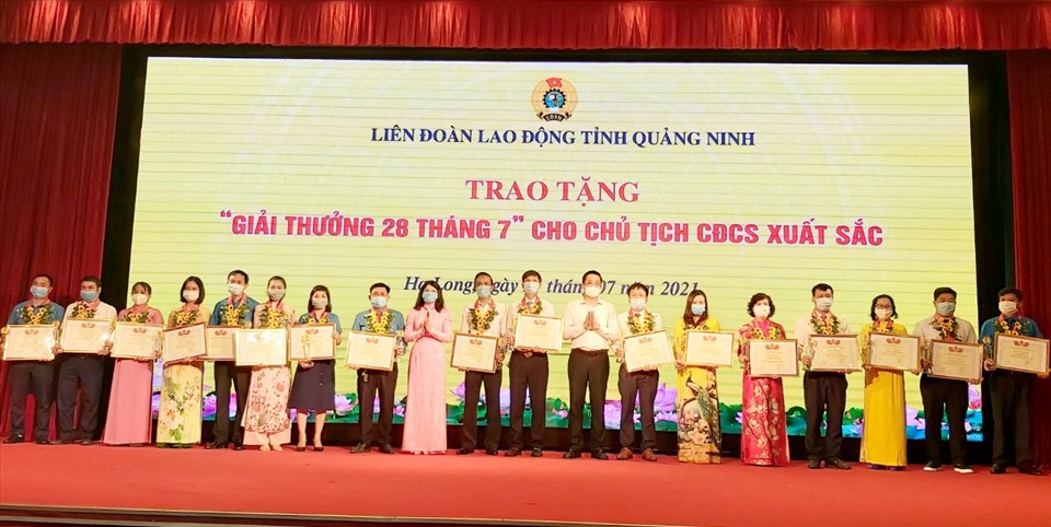 Lãnh đạo Ban Dân vận Tỉnh ủy Quảng Ninh và Liên đoàn Lao động tỉnh Quảng Ninh trao tặng Giải thưởng 28.7 cho Chủ tịch Công đoàn cơ sở xuất sắc. Ảnh: T.N.D