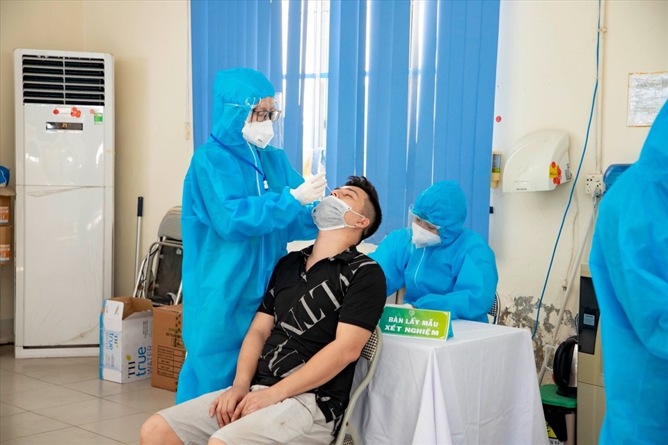 Người dân lấy mẫu xét nghiệm COVID-19 tại HSTC. Ảnh: Nguyễn Linh