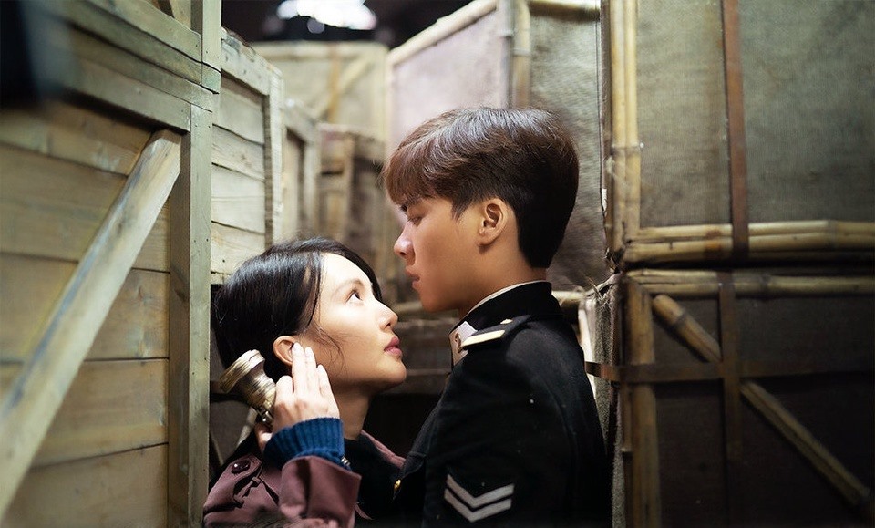 Cũng trong năm này, Kim Thần đóng “Bí ẩn mà vĩ đại” cùng Lý Dịch Phong. Phim lấy đề tài về chiến tranh nên câu chuyện tình yêu của cặp đôi chính được khen ngợi vì mang đến không khí ấm áp trong thời kỳ bom đạn.