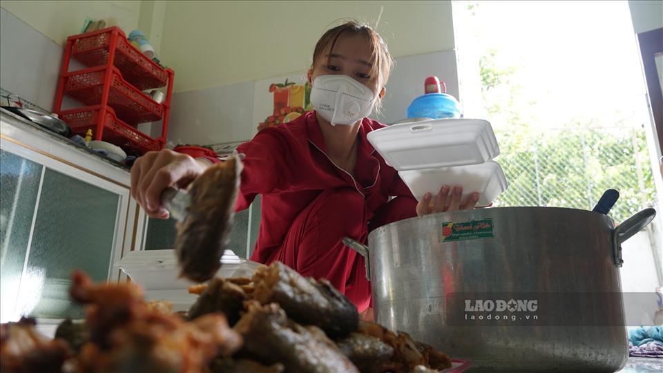 Tại bếp thiện nguyện Đình Phúc ở phường Xuân Khánh (quận Ninh Kiều, TP Cần Thơ) mỗi ngày nấu gần 100 suất cơm rồi đi khắp lẻo đường để phát cho người dân khó khăn.