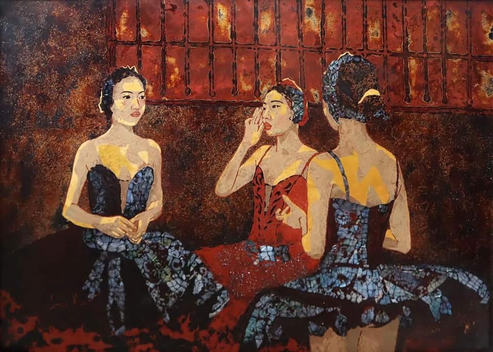 Bức tranh sơn mài các cô gái Ba Lê của họa sĩ Trần Thị Huyền Thanh mang đến một năng lượng tích cực cho người xem. Ảnh: BTC