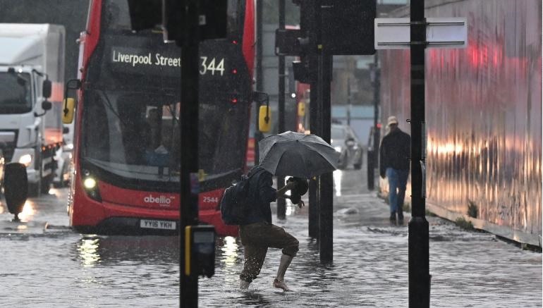 Tình trạng ngập lụt vừa qua tại London. Ảnh: AFP