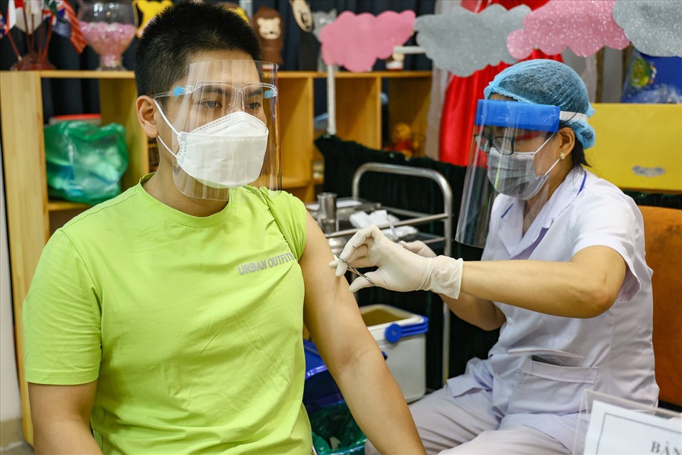 Trong đợt tiêm chủng này, quận Hoàn Kiếm nhận được 16.000 liều, trong đó có gần 7.000 liều vaccine Moderna và số còn lại là Astra Zeneca.