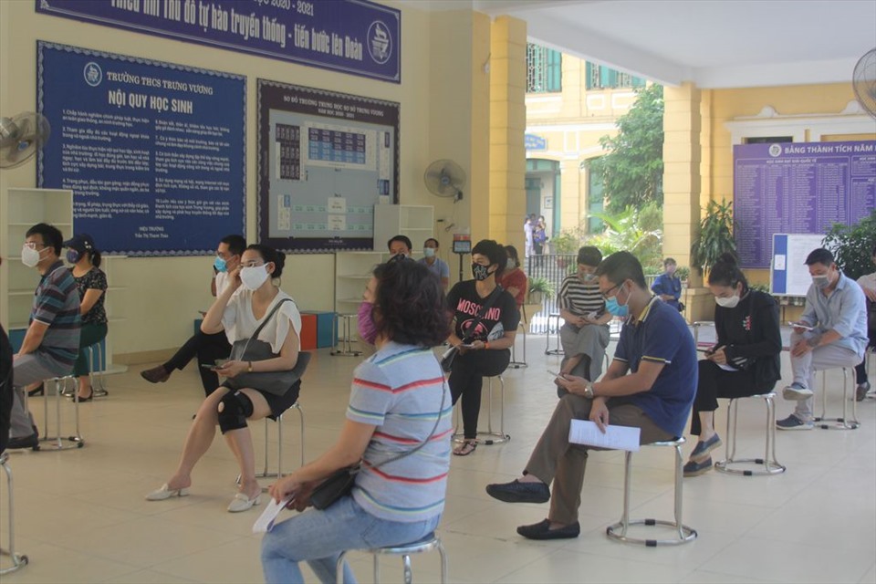 Người dân chờ tiêm tại điểm tiêm Trường THCS Trưng Vương.