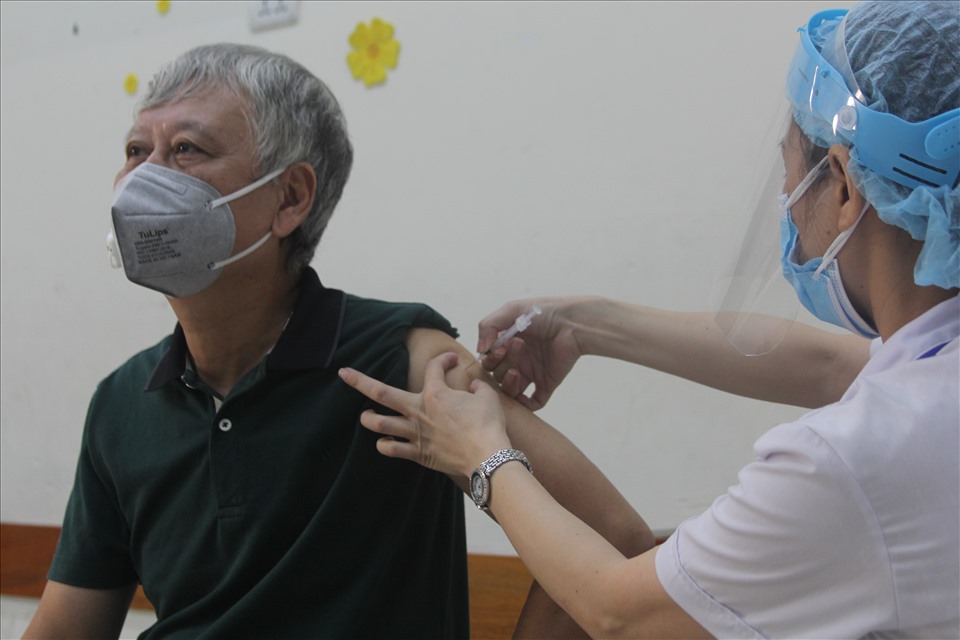 Tiêm vaccine phòng COVID-19 cho người dân tại quận Hoàn Kiếm.