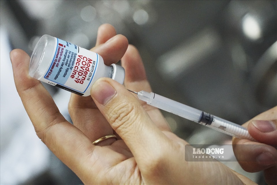 Hà Nội bắt đầu đợt tiêm chủng vaccine phòng ngừa COVID-19 trên diện rộng cho người dân. Ảnh: Tùng Giang