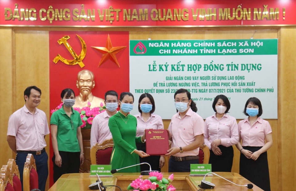Đại diện NHCSXH tỉnh Lạng Sơn ký kết hợp đồng tín dụng với Công ty TNHH Vận tải Công nghệ Mai Linh Lạng Sơn.