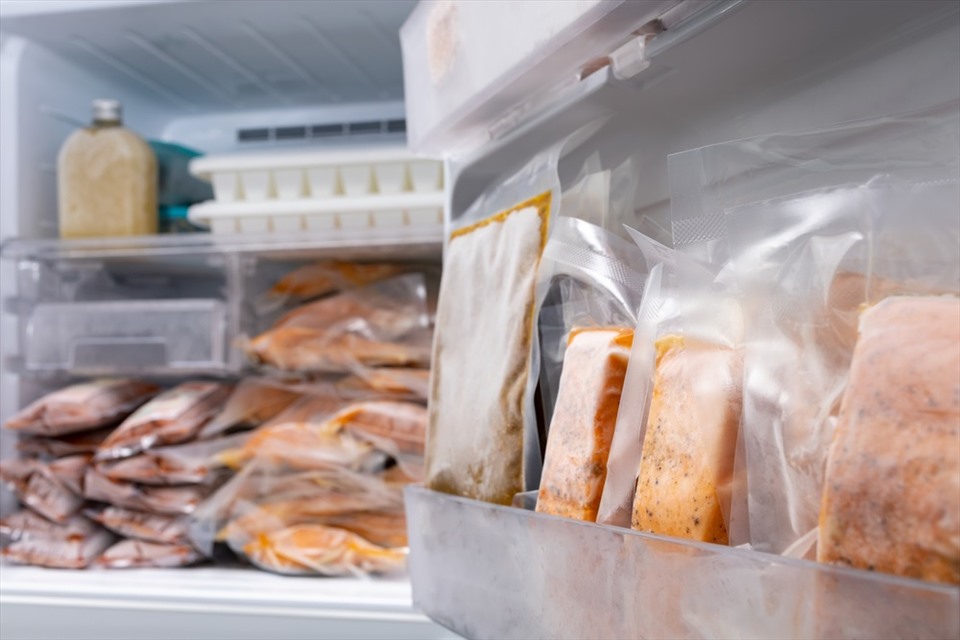Sử dụng túi hút chân không sẽ giảm tối đa diện tích trong tủ lạnh. Ảnh: Xinhua