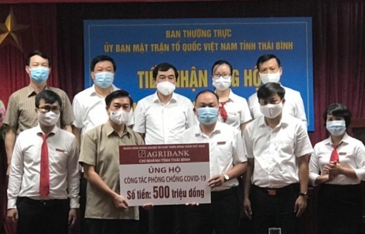 Ngân hàng Nông nghiệp và Phát triển nông thôn Việt Nam chi nhánh tỉnh Thái Bình ủng hộ 500 triệu đồng. Ảnh: CTV.
