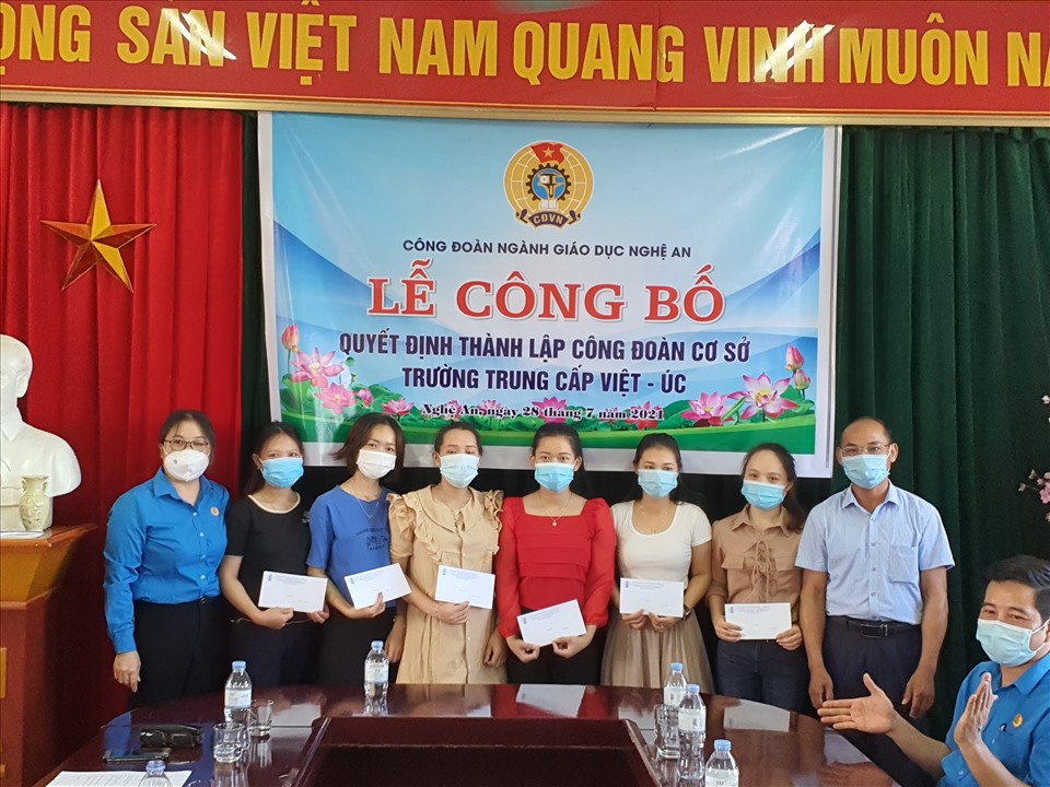 Công đoàn ngành giáo dục Nghệ An tặng quà cho đoàn viên, người lao động Trường trung cấp Việt Úc nhân ngày thành lập tổ chức công đoàn. Ảnh: QĐ