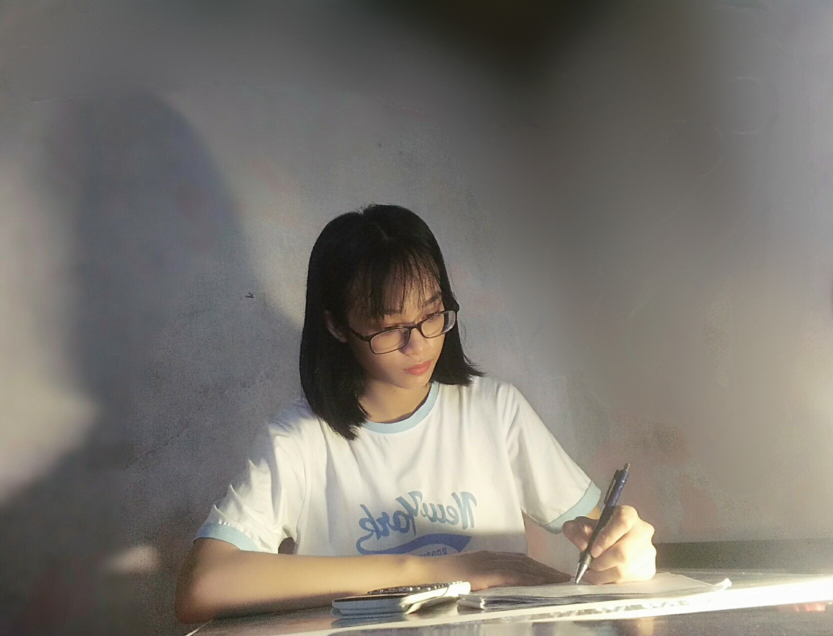 Phạm Như Quỳnh có niềm đam mê Toán học từ nhỏ và điểm 10 môn Toán trong kỳ thi tốt nghiệp THPT là thành quả ngọt ngào sau nhiều nỗ lực của cô học trò tỉnh lẻ. Ảnh: NVCC