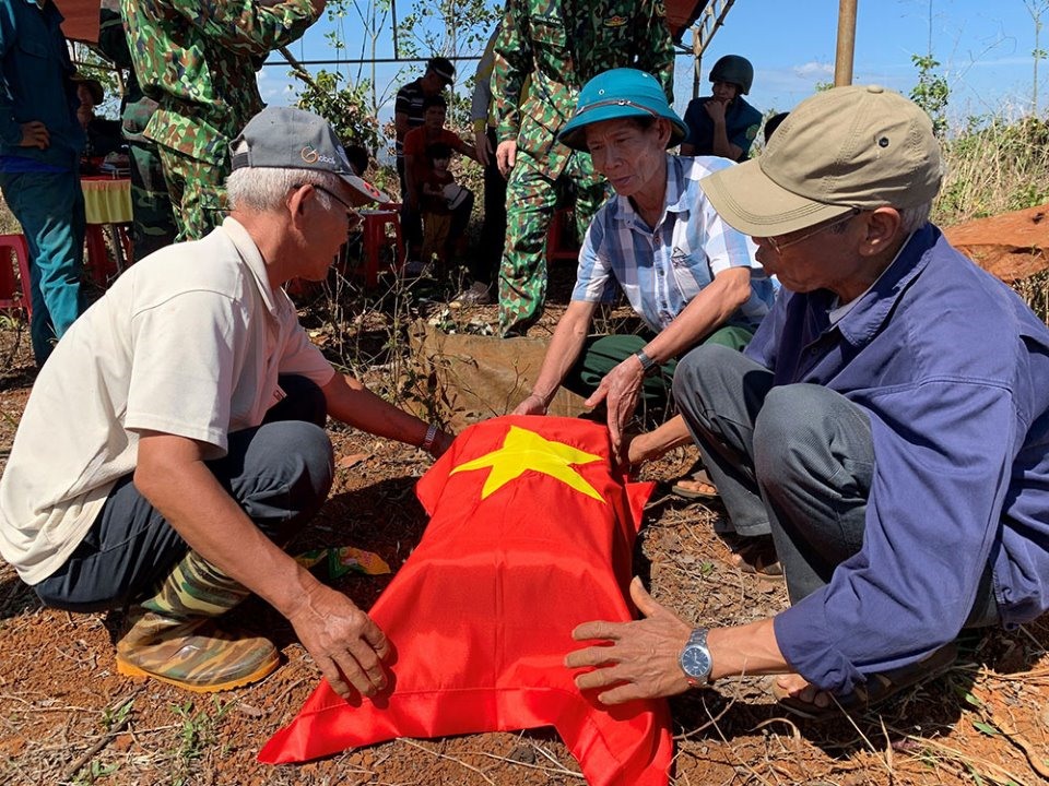 Các lực lượng chức năng, người dân, đồng đội tìm kiếm, cất bốc hài cốt liệt sĩ ở xã Quảng Tân, huyện Tuy Đức, tỉnh Đắk Nông. Ảnh: Bảo Lâm