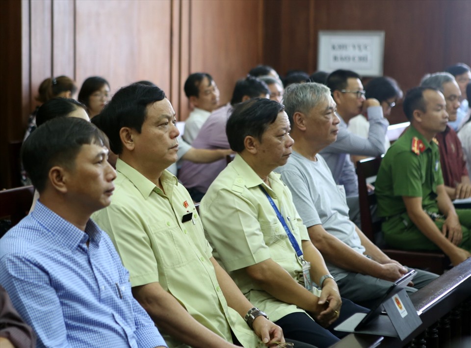 Lãnh đạo Đoàn Đại biểu Quốc hội tỉnh Quảng Trị (thứ 2 và thứ 3 từ trái sang) giám sát tại phiên tòa xét xử phúc thẩm. Ảnh: Hưng Thơ.