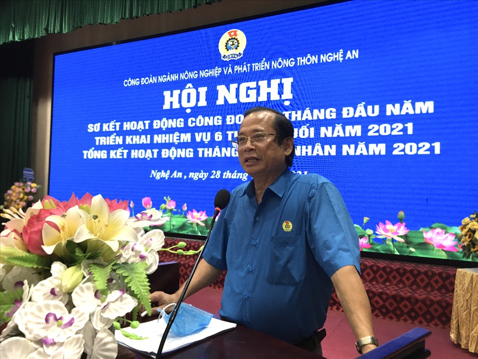 Chủ tịch Công đoàn ngành NNPTNT Nghệ An Phú Văn Lĩnh phát biểu tại Hội nghị. Ảnh: VH