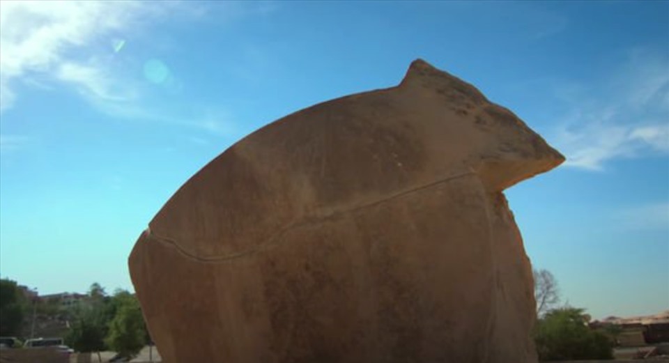 Tác phẩm điêu khắc cổ đại được cho là mô tả một con bò. Ảnh chụp màn hình