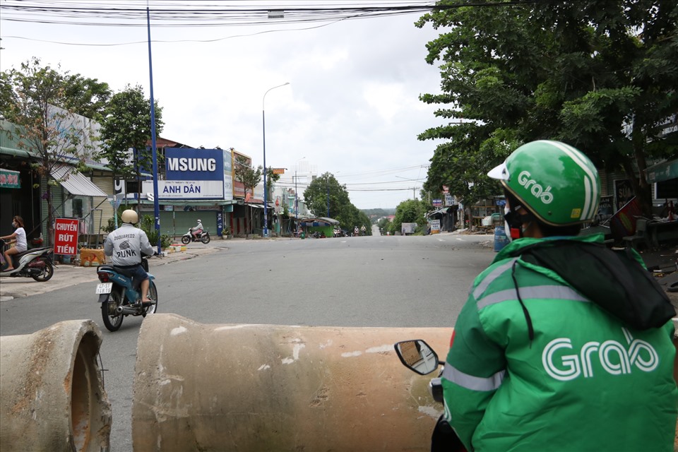 Tại phường Thới Hòa, thị xã Bến Cát một số tuyến đường được chốt chặn.