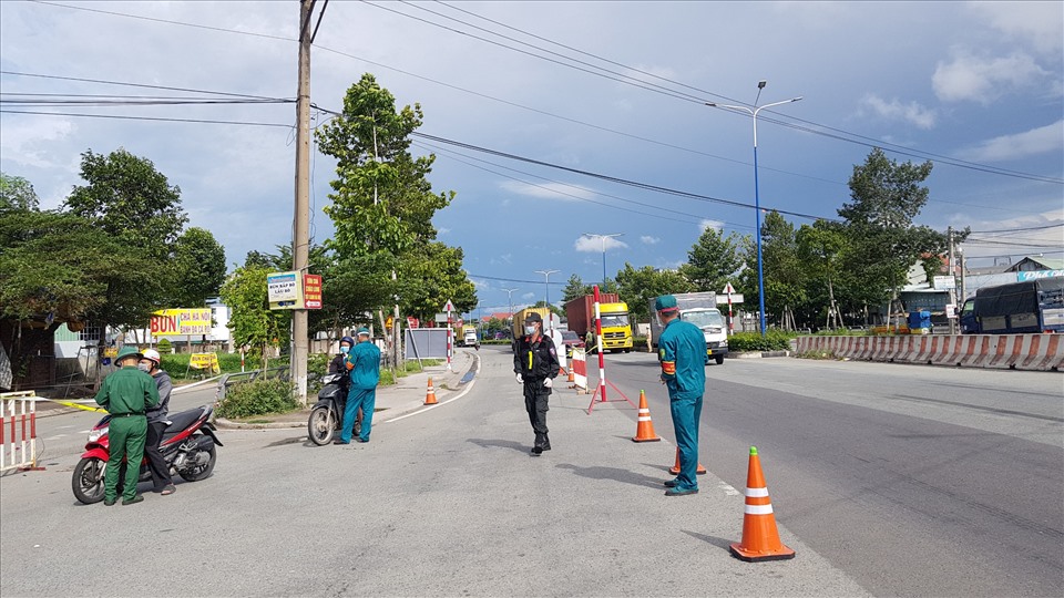 Trên tuyến đường Mỹ Phước Tân Vạn đoạn qua thành phố Thủ Dầu Một. Lực lượng chức năng kiểm tra giấy tờ người dân đi đường lúc 16h30.
