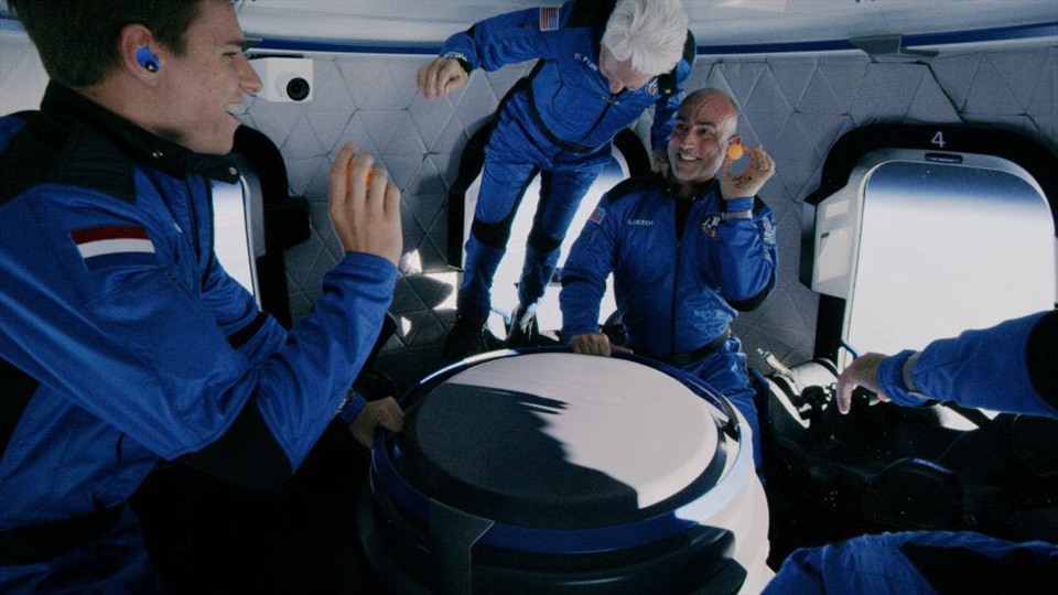 Các phi hành gia trong chuyến bay lên rìa không gian có phi hành đoàn đầu tien của Blue Origin. Ảnh: Blue Origin