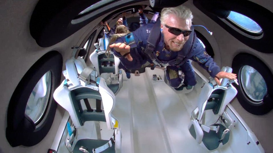 Tỉ phủ người Anh Richard Branson bay như siêu nhân bên trong tàu vũ trụ Virgin Galactic VSS Unity, ảnh chụp ngày 11.7. Ảnh: Virgin Galactic