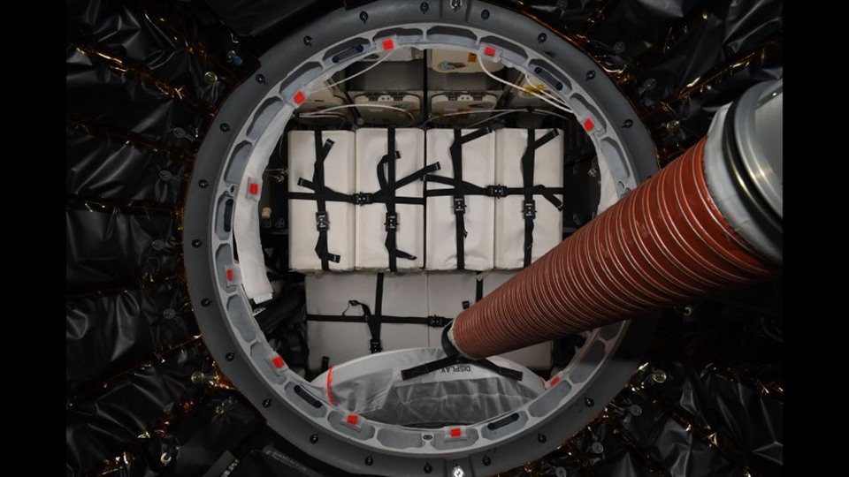 Hơn 2 tấn hàng hóa được xếp gọn gàng trong khoang chở hàng của tàu SpaceX CRS-22 Dragon trước khi nó khởi hành từ Trạm Vũ trụ Quốc tế về Trái đất, ảnh chụp ngày 8.7.Ảnh: ESA