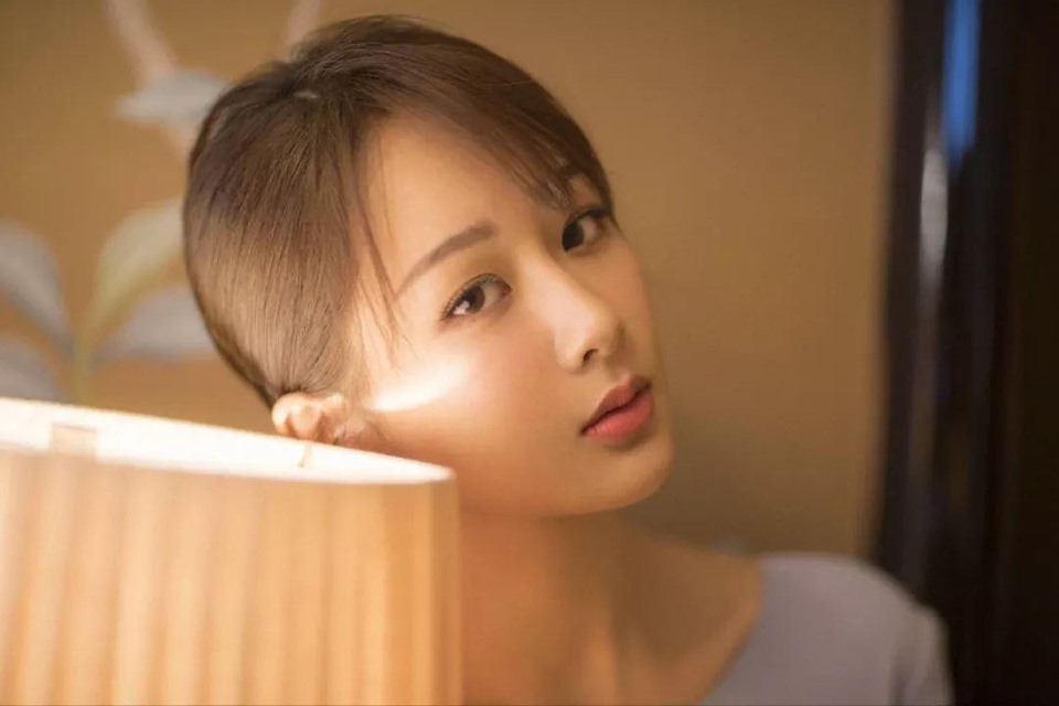 Dương Tử sinh năm 1992. Cô gia nhập giới giải trí từ năm lên 7 tuổi và nhanh chóng vươn lên trở thành sao nhí đình đám của màn ảnh Hoa ngữ.