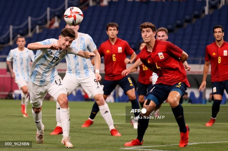 U23 Argentina (áo đỏ) loại U23 Argentina ở trận đấu cuối cùng vòng bảng. Ảnh: AFP.