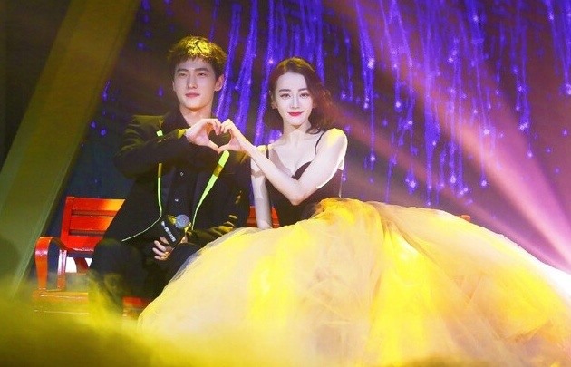 Trên sân khấu, 2 nghệ sĩ 9X hot bậc nhất tại Trung Quốc hiện tại diện đồ như hoàng tử, công chúa trong truyện tranh. Họ thoải mái thể hiện lại những cảnh quay tình cảm trong phim. Ảnh: Xinhua.