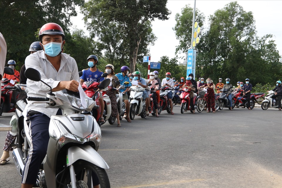 Từ 7h sáng rất đông người dân, người lao động đã xếp hàng ngay ngắn chờ đến lượt vào chợ mua thực phẩm thiết yếu sinh hoạt trong thời gian thực hiện Chỉ thị 16.