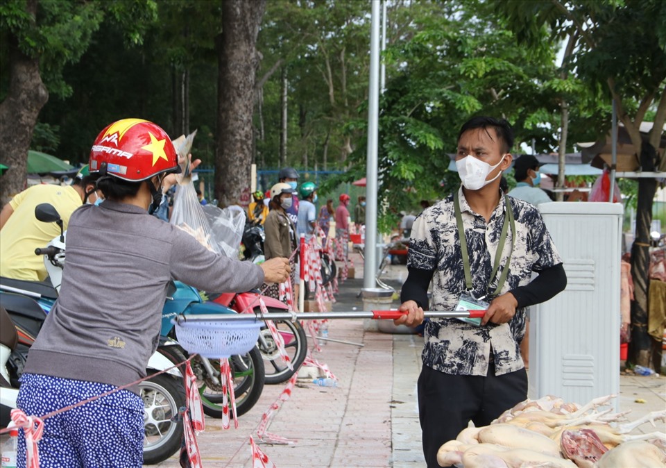 Trong bối cảnh dịch bệnh có nguy cơ lây nhiễm cao, thì chợ ngoài trời với không gian thoáng có thể giảm nguy cơ lây nhiễm. Ngày 29.7 phường Thới Hòa của thị xã Bến Cát và một số phường ở thành phố Thủ Dầu Một, Bình Dương đang nghiên cứu mô hình chợ ngoài trời này để tổ chức cung cấp nhu yếu phẩm cho người lao động.