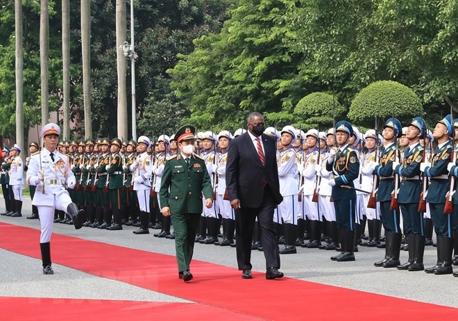 Đại tướng Phan Văn Giang, Bộ trưởng Quốc phòng và Bộ trưởng Quốc phòng Mỹ Lloyd Austin duyệt đội danh dự Quân đội Nhân dân Việt Nam tại lễ đón. Ảnh: TTXVN