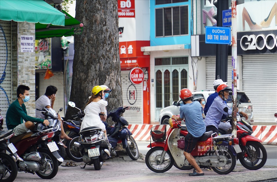 Nhiều người dân phải chờ đợi ở hai bên đường đối diện vì khách tới mua sắm trong siêu thị đang quá tải.