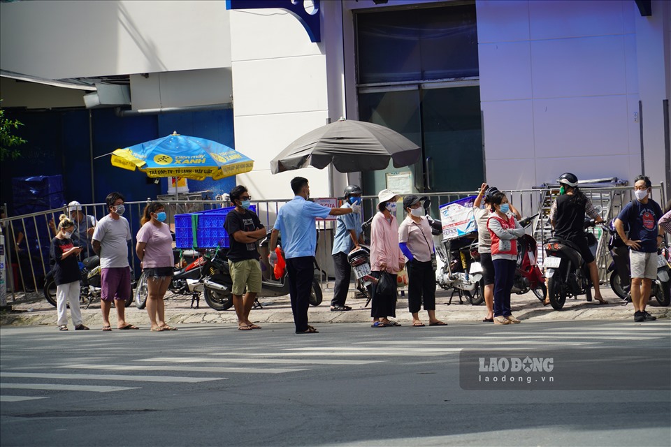 Theo ghi nhận của Lao Động, sáng ngày 29.7, người dân xếp hàng dài chờ tới lượt vào các siêu thị, cửa hàng thực phẩm trên địa bàn TPHCM.