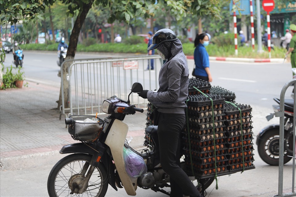 Chị N.T.N (SN 1982, Thanh Oai, Hà Nội) đi giao trứng nhưng không có giấy tờ thông hành, không có giấy tờ xe, giấy tờ liên quan đến hàng hoá bị lập biên bản xử phạt.