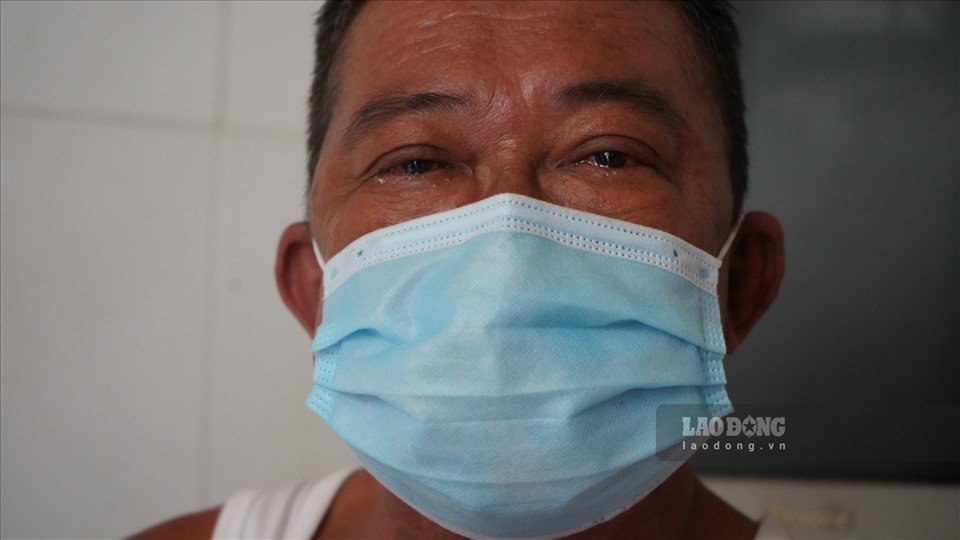 Ông Đoàn Minh Tuấn (quận Ninh Kiều, TP Cần Thơ) rơi nước mắt khi chia sẻ về hoàn cảnh gia đình mình hiện tại