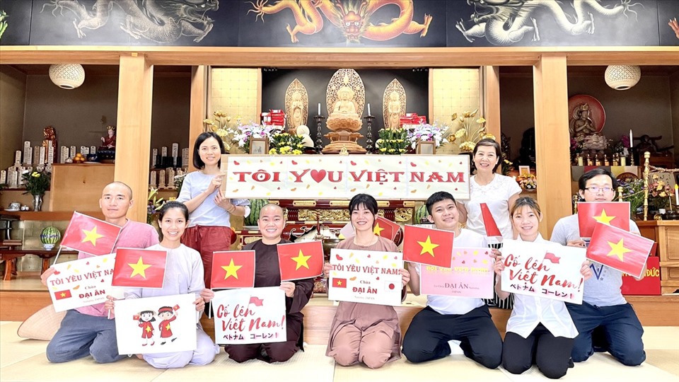 Hội người Việt Nam tại Nhật Bản cổ vũ, động viên đoàn. Ảnh: TTVN
