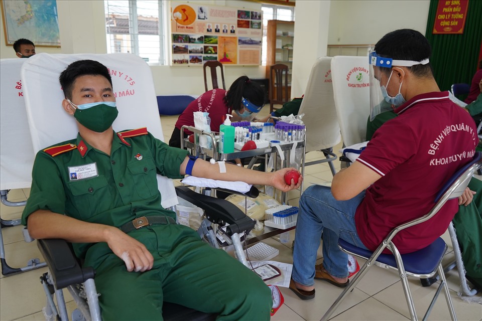 Cùng ngày, 600 cán bộ, giảng viên, học viên tại Trường Sĩ quan Lục quân 2 cũng tổ chức hiến máu nhân đạo.