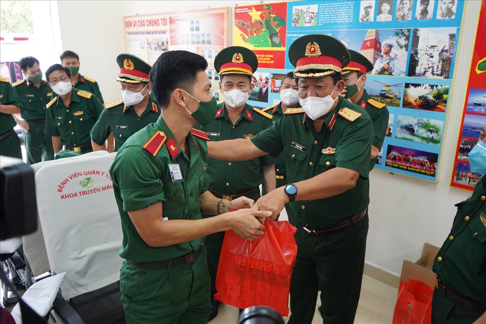 Thượng tướng Võ Minh Lương, Thứ trưởng Quốc phòng thăm hỏi và trao quà cho các cán bộ, học viên tham gia hiến máu sáng 29.7.