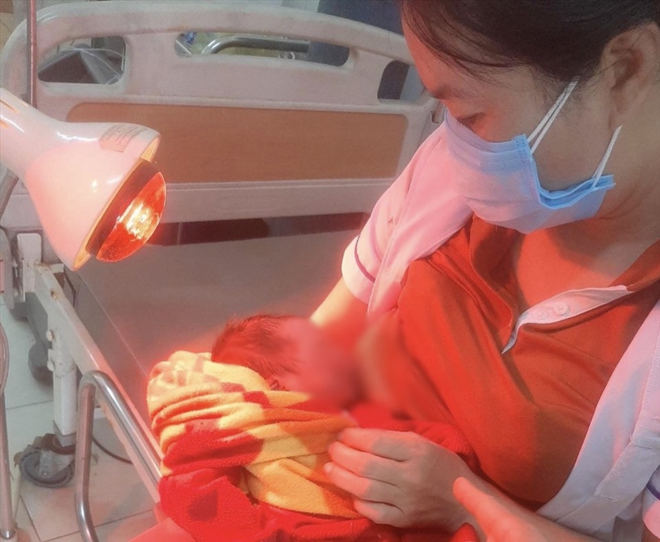 Em bé hiện đang được chăm sóc tại Trạm Y tế xã Quảng Sơn. Ảnh: Bảo Lâm