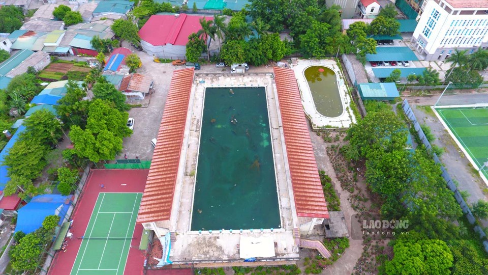 Bể bơi từng rất sầm uất, nằm giữa trung tâm thành phố tấp nập giờ thành một nơi để xe, vui đùa của trẻ em quanh xóm.