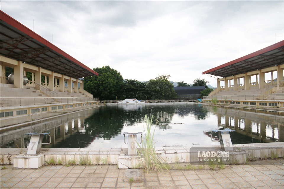 Từ một bể bơi thi đấu với chiều dài 50m thường xuyên được sử dụng vào các giải thi đấu của tỉnh Hòa Bình giờ thành một nơi lấy nước tưới cây của người dân sống quanh đây.