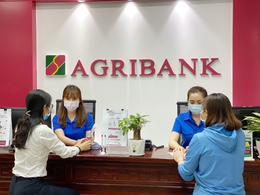 Đoàn thanh niên đang tư vấn và đăng ký dịch vụ ngân hàng với khách hàng bằng sự tươi trẻ nhiệt tình của mình. Nguồn: Agribank