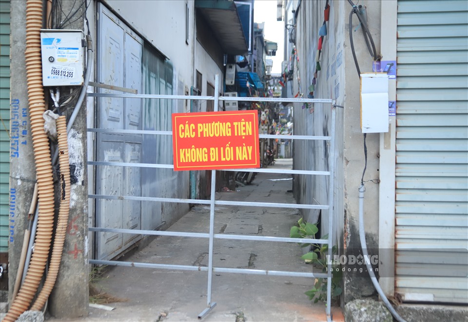 Ghi nhận của Lao Động ngày 29.7 trên địa bàn phường Long Biên (Long Biên, Hà Nội) từ các ngõ nhỏ lực lượng chức năng địa phương đã tiến hành dựng những chốt cố định.