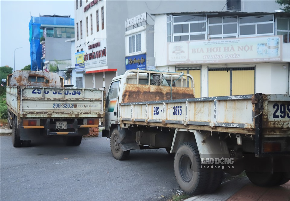 Những chiếc xe tải cũng “hóa thân” thành những chốt chặn hạn chế các phương tiện di chuyển vào địa bàn.