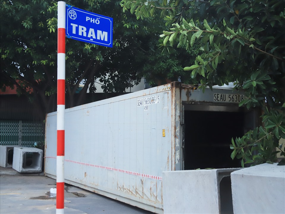 Tại phố Trạm, phường Long Biên, một thùng container được huy động, chặn ngang con phố có chiều rộng khoảng 10 m.