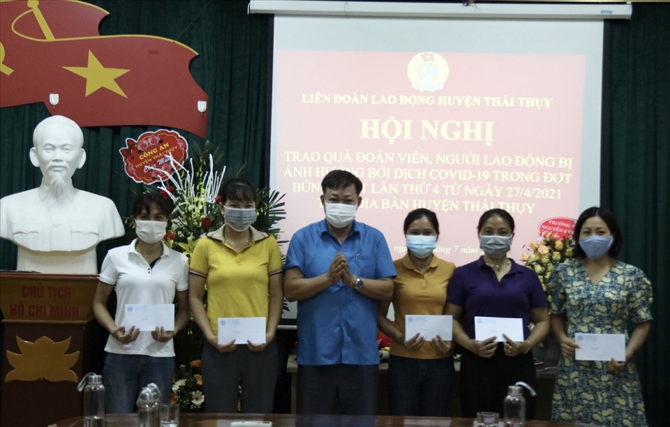 Chủ tịch Liên đoàn Lao động huyện Thái Thụy -Nguyễn Hữu Khuyến động viên, trao kinh phí hỗ trợ đoàn viên bị ảnh hưởng bởi dịch bệnh COVID-19. Ảnh: B.M